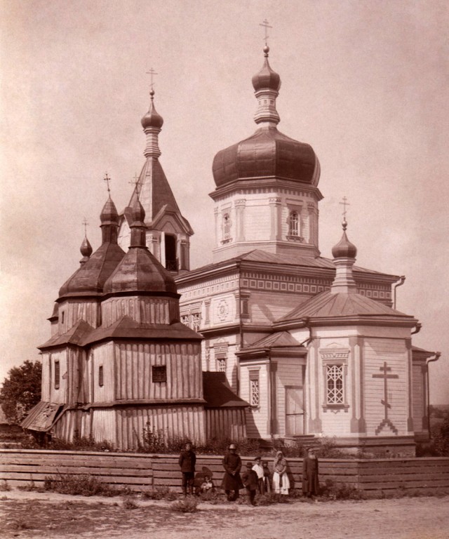 Церковь Михаила Архангела (утраченная), Будьки (Жмеринский район, Украина, Винницкая область). архивная фотография, Слева старая одноимённая церковь (1750 г.), справа новая. Фото 1910-х годов из фондов Института рукописи Национальной библиотеки Украины им. И. Вернадского