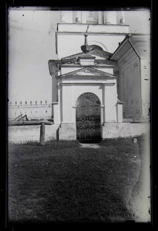 Церковь Рождества Пресвятой Богородицы, Скнятино (Рожественский погост) (Калязинский район, Тверская область). архивная фотография, Ворота церковной ограды. Фото 1933 г. из фондов ГНИМА имени А.В. Щусева