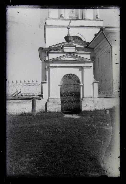 Скнятино (Рожественский погост). Церковь Рождества Пресвятой Богородицы. архивная фотография, Ворота церковной ограды. Фото 1933 г. из фондов ГНИМА имени А.В. Щусева