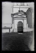 Церковь Рождества Пресвятой Богородицы, Ворота церковной ограды. Фото 1933 г. из фондов ГНИМА имени А.В. Щусева<br>, Скнятино (Рожественский погост), Калязинский район, Тверская область