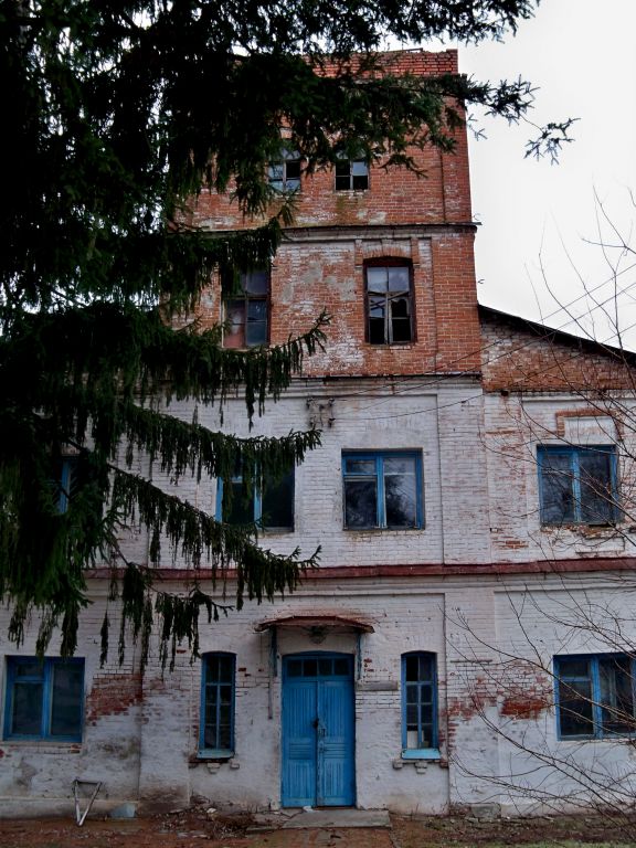 Верхо-Харьковский  Николаевский  монастырь, Стрелечья (Харьковский район, Украина, Харьковская область). фасады, Склад ,бывшая колокольня 4-ярусная колокольня, 52 аршин высоты.