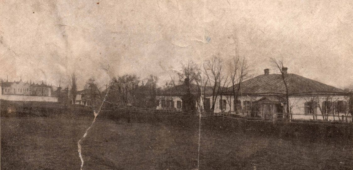 Верхо-Харьковский  Николаевский  монастырь, Стрелечья (Харьковский район, Украина, Харьковская область). архивная фотография, Подворье Николаевского монастыря, основные монастырские постройки видны слева. Автор фото: Михайловский Пётр Исаевич - фотограф Императорского Харьковского университета