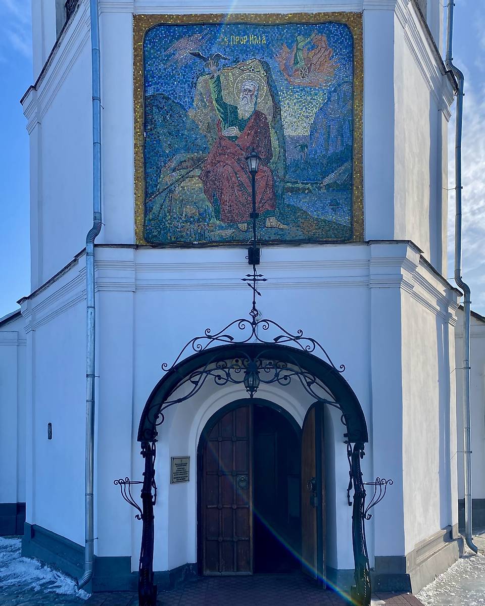 Мозаичное панно над входом в храм, дополнительная информация. Церковь Илии Пророка, Ильинка (Новокузнецкий район и г. Новокузнецк, Кемеровская область)