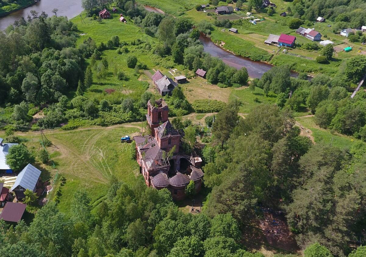 Церковь Димитрия Солунского, Морконницы (Маловишерский район, Новгородская область). общий вид в ландшафте