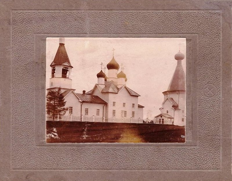 Храмовый комплекс. Церкви Рождества Пресвятой Богородицы и Рождества Христова, Вонга (Пинежский район, Архангельская область). архивная фотография, Церковь Рождества Христова - слева, справа - церковь Рождества Богородицы 1706 г.п. Фото начала ХХ века из фондов Пинежского краеведческого музея