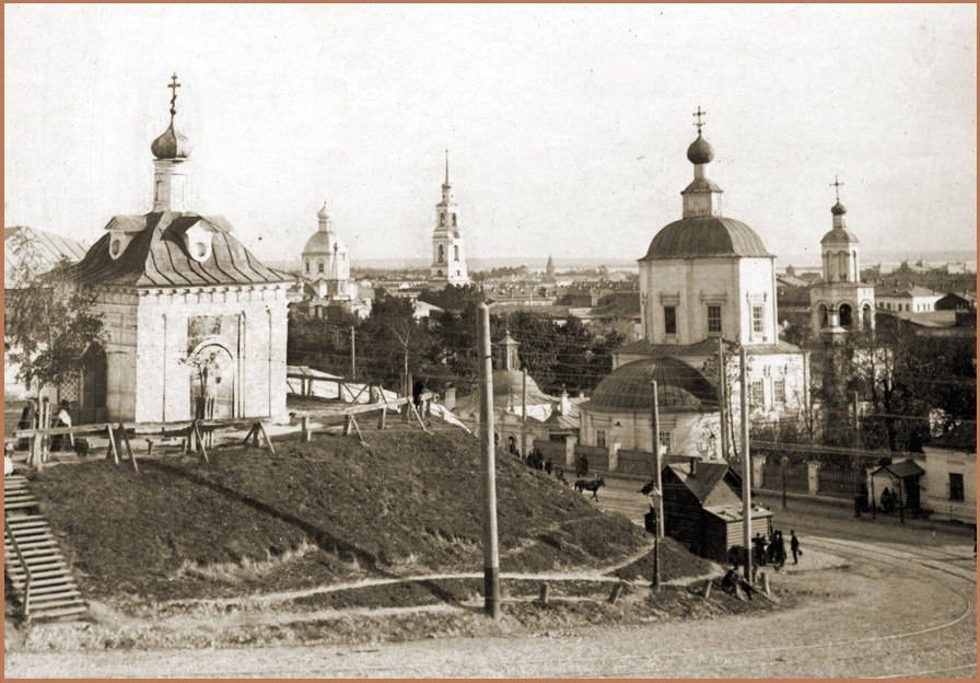 Иоанно-Предтеченский монастырь. Неизвестная часовня, Вахитовский район (Казань, город, Республика Татарстан). архивная фотография, Справа Воскресенская церковь Ляпуновского прихода. Со старой фотографии. Снято в конце XIX в.
