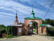 Часовня Ахтырской иконы Божией Матери, кремлевские ворота и бывш. часовня (слева), в которой сейчас сторожка и церковная лавка<br>, Можайск, Можайский городской округ, Московская область