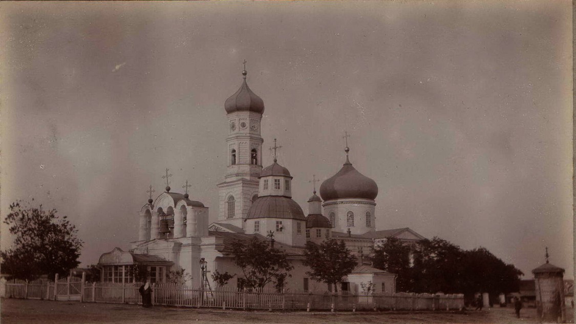 Церковь Екатерины Александрийской, Мариуполь (Мариупольский район, Украина, Донецкая область). архивная фотография, Церковь на переднем плане. Фото 1900-х годов из фондов Донецкого краеведческого музея