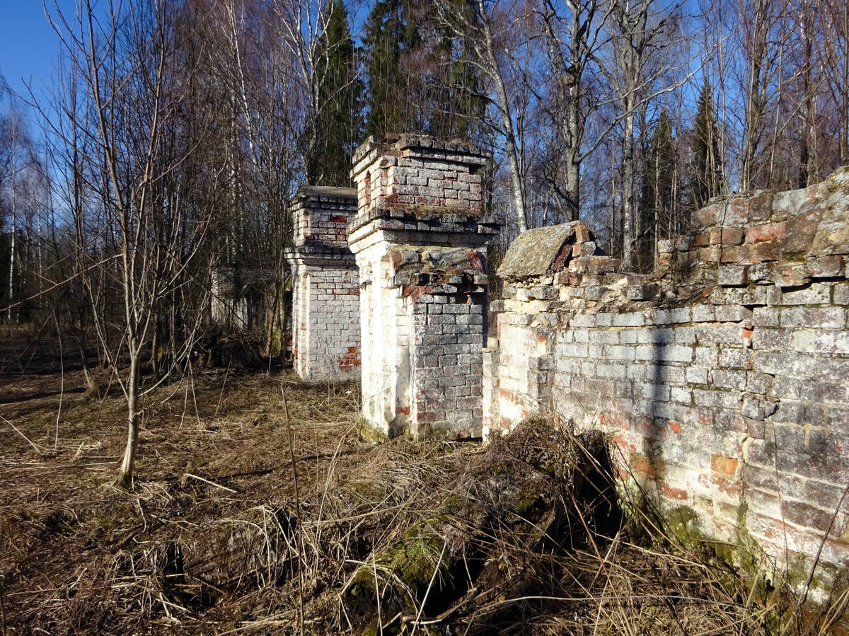 Церковь Николая Чудотворца, Соболево (Сусанинский район, Костромская область). дополнительная информация, Каменная ограда