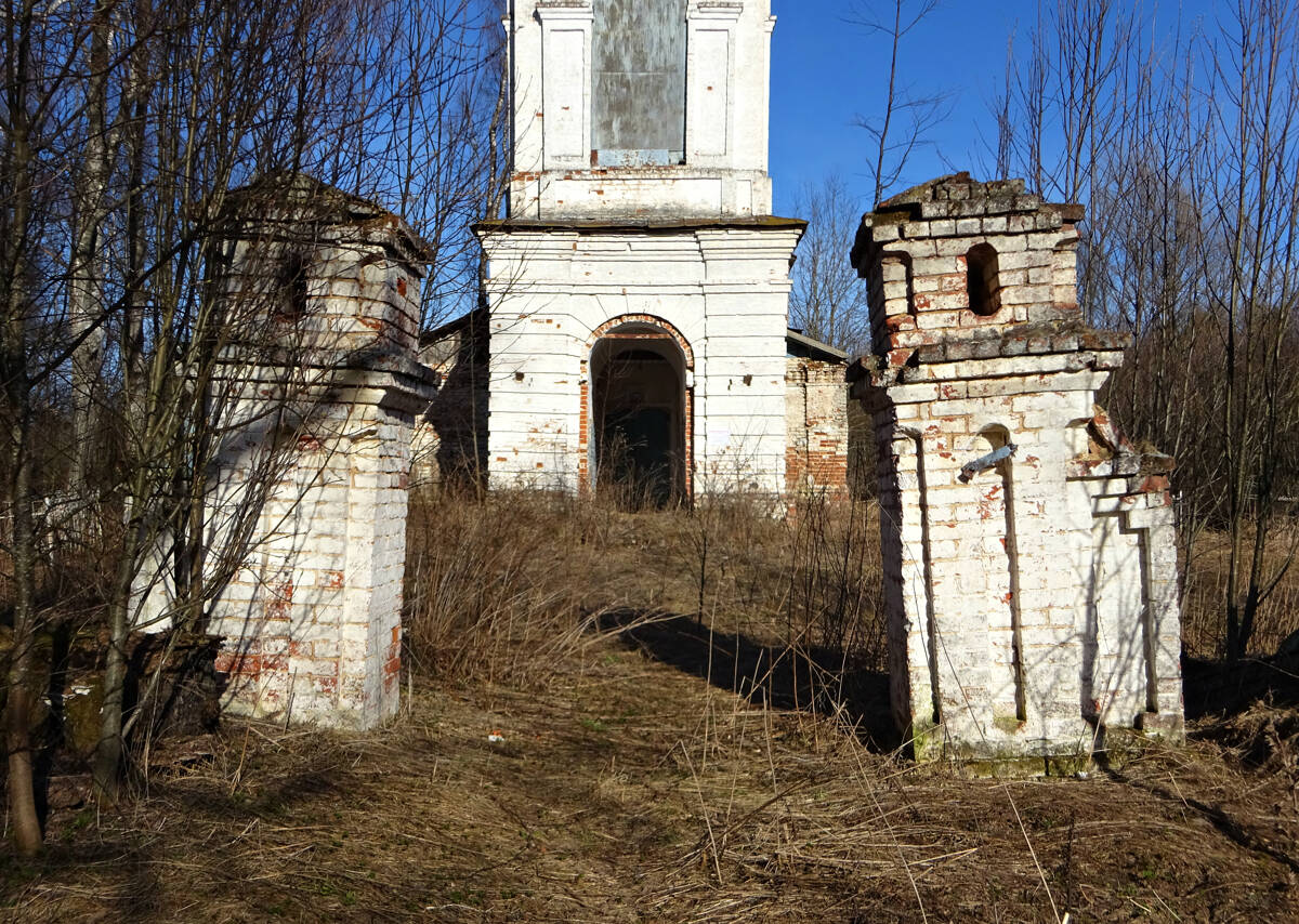 Церковь Николая Чудотворца, Соболево (Сусанинский район, Костромская область). фасады, Главный проход на территорию храма