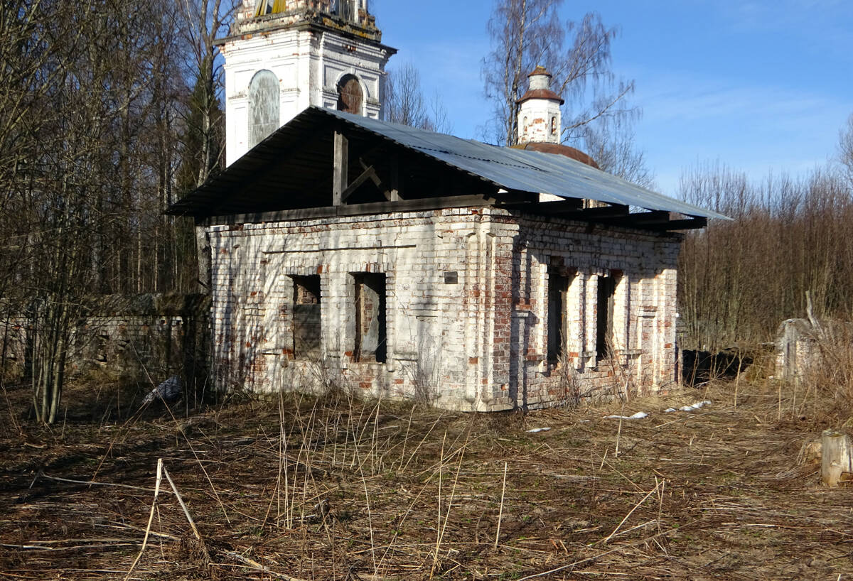 Церковь Николая Чудотворца, Соболево (Сусанинский район, Костромская область). дополнительная информация, Строение в ограде