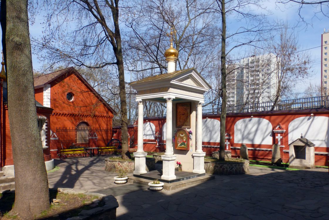 Часовня Матроны мученицы во Владыкине, Отрадное (Северо-Восточный административный округ (СВАО), г. Москва). общий вид в ландшафте