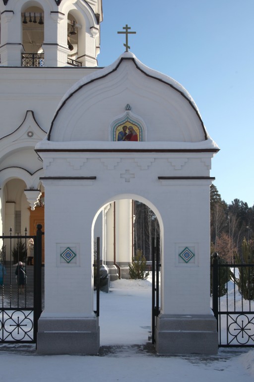 Верхняя Пышма. Церковь Иоакима и Анны. дополнительная информация, Входные ворота (правые)