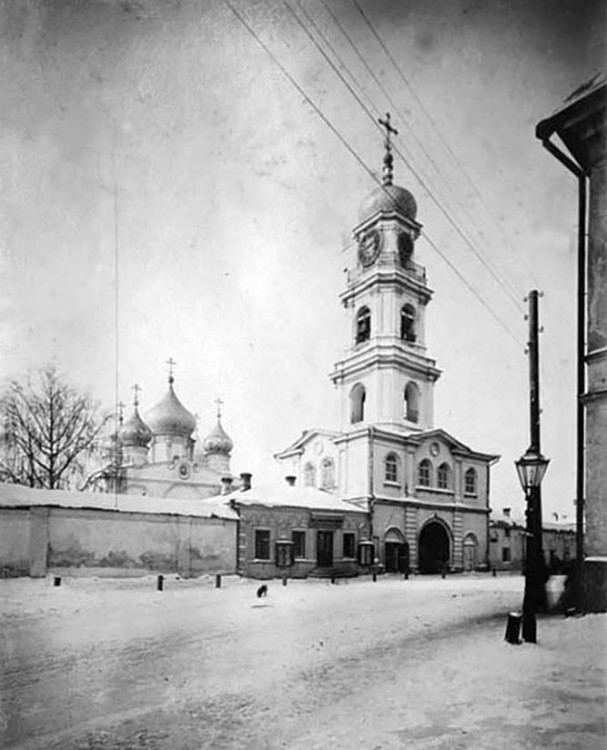 Вахитовский район. Кремль. Спасо-Преображенский монастырь. Церковь Варвары великомученицы в колокольне монастыря. архивная фотография, Фото конца 1880-х. С сайта Pastvu.com. Старая Казань.