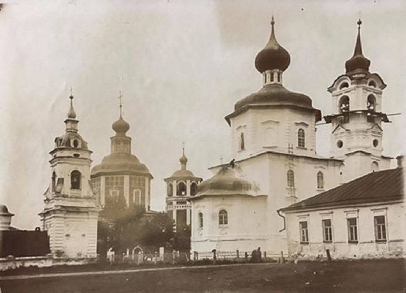 Колокольня Ильинской церкви слева. Начало XX века. hram-tver.ru, архивная фотография. Церковь Илии Пророка, Торопец (Торопецкий район, Тверская область)