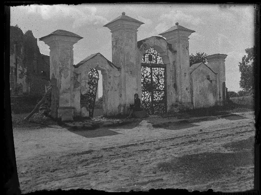 Церковь Петра и Павла, Бытень (Ивацевичский район, Беларусь, Брестская область). архивная фотография, Ворота церковной ограды. Фото 1915 г. с аукциона e-bay.de