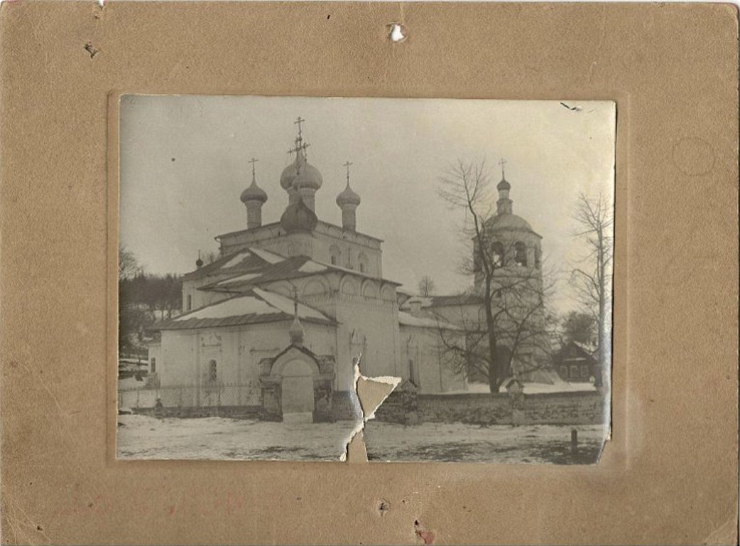 Гороховец. Церковь Трех Святителей. архивная фотография, Первая половина XX в., фотобумага, картон, 12,3 х 16,6 см. Паспарту 18,6 х 24,7 см, номер в Госкаталоге:16598180, номер по КП (ГИК):Гм-166 Местонахождение Государственное бюджетное учреждение культуры Владимирской области 