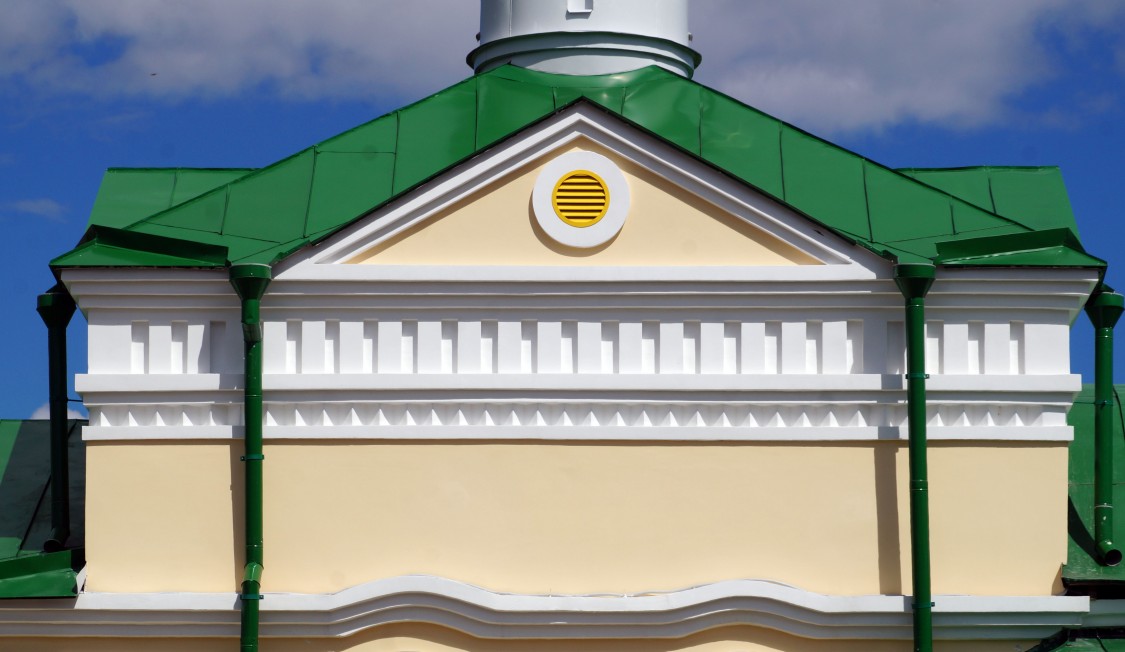 Церковь Митрофана Воронежского, Владимир (Владимир, город, Владимирская область). архитектурные детали, Декоративный фронтон основного объёма