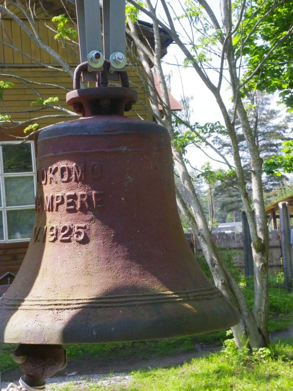 Домовая церковь Всех Коневских Святых в подворье Коневского монастыря, Владимировка (Приозерский район, Ленинградская область). архитектурные детали, Колокол достался от финнов. Изготовлен на локомотивном заводе в Тампере в 1925
