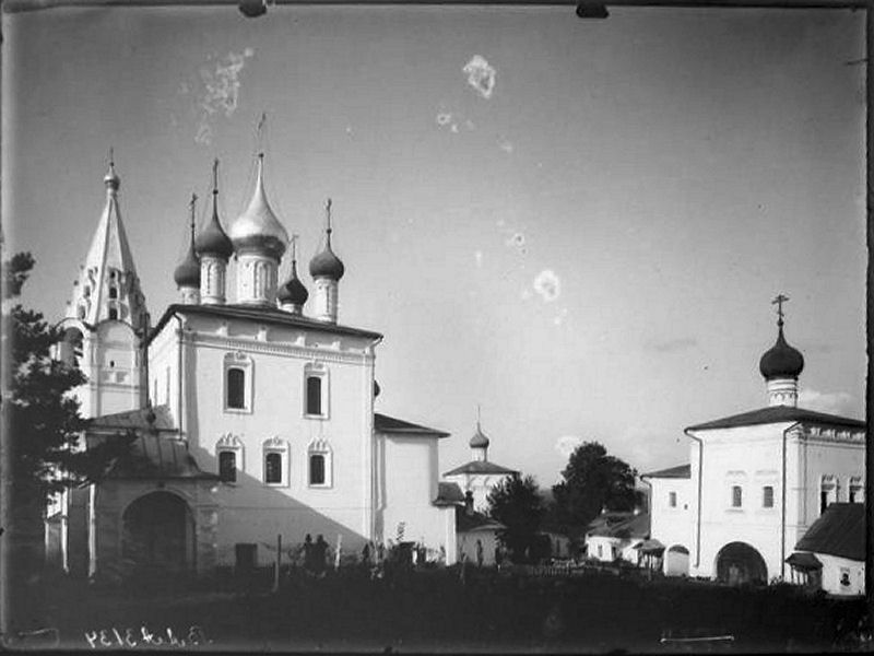 Гороховец. Троицкий Никольский мужской монастырь. Церковь Покрова Пресвятой Богородицы. архивная фотография, Общий вид монастырской территории и кладбища, Воскресенская церковь с колокольней, Покровская надвратная церковь, на заднем плане в центре ц. Иоанна Лествичника; Госкаталог, №18807590