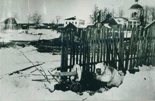 Новая Русса. Церковь Рождества Пресвятой Богородицы. архивная фотография, Единственное сохранившееся изображение храма. Советская кинохроника 1942 г.