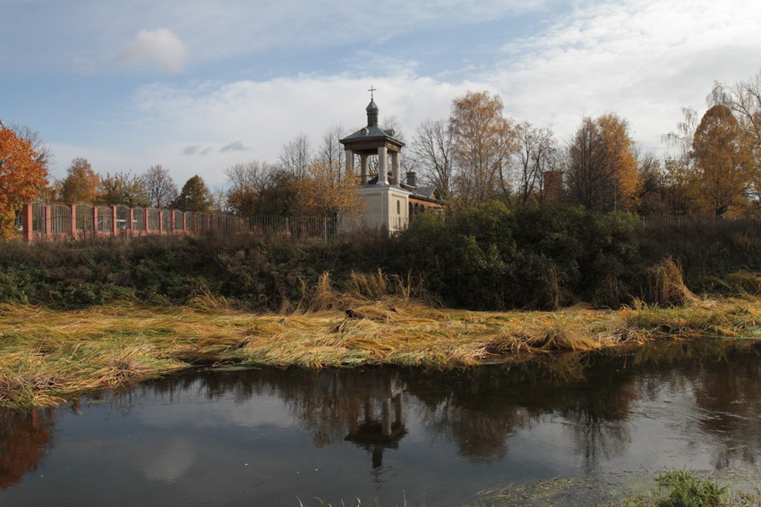 Церковь Покрова Пресвятой Богородицы, Тарасовка (Пушкинский район и гг. Ивантеевка, Королёв, Московская область). общий вид в ландшафте