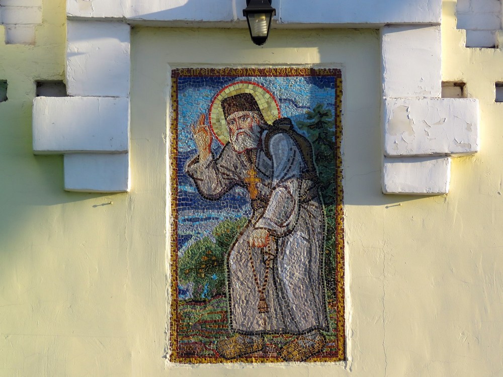 Церковь Серафима Саровского в Кожухове (временная), Косино-Ухтомский (Восточный административный округ (ВАО), г. Москва). архитектурные детали, Мозаичная храмовая икона на фасаде