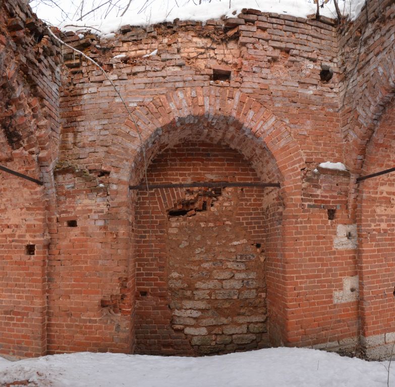 Церковь Успения Пресвятой Богородицы, Медвежье (Краснозоренский район, Орловская область). архитектурные детали, Восточная стена