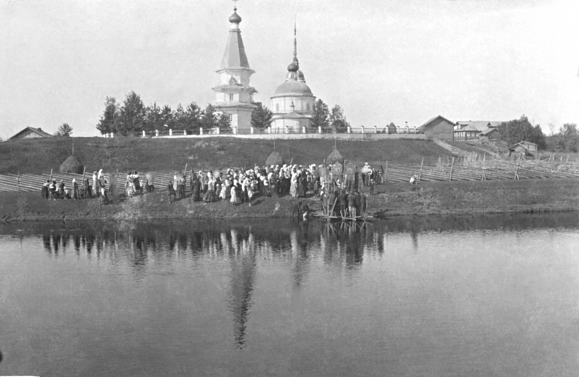 Церковь Петра и Павла, Ромашевский Погост (Тарногский район, Вологодская область). архивная фотография, Фото 1928 г. (И. Кормановский (агроном). Слева Введенская церковь, справа - каменная Петропавловская. Сайт pastvu.com. Тотемское музейное объединение