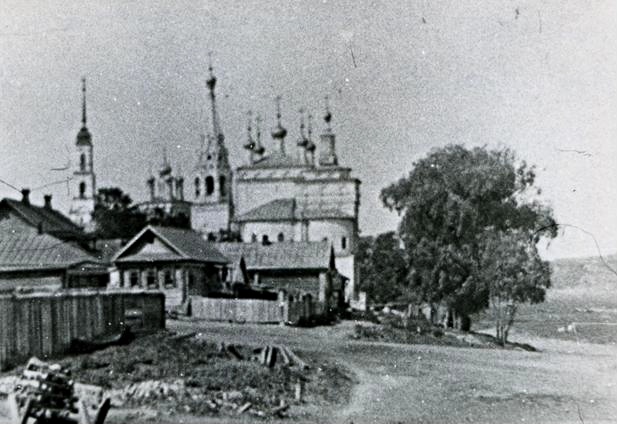 Церковь Троицы Живоначальной, Лысково (Лысковский район, Нижегородская область). архивная фотография, Начало ХХ в. По центру - Троицкая церковь, слева на втором плане - Преображенский Собор. Сайт Лысковского благочиния