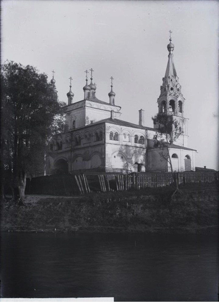 Церковь Троицы Живоначальной, Лысково (Лысковский район, Нижегородская область). архивная фотография, Успенская церковь с северо-западной стороны. Фото 1925-1935 гг. из фондов Нижегородского музея-заповедника. (ГК № 54220933)