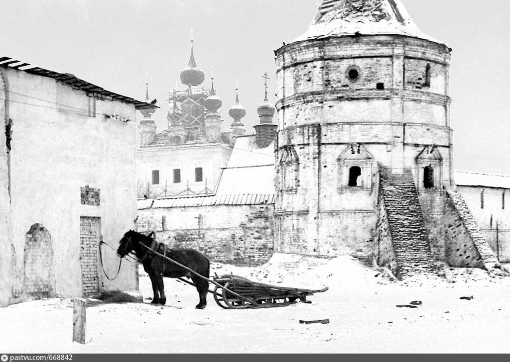 Часовня Георгия Победоносца, Юрьев-Польский (Юрьев-Польский район, Владимирская область). архивная фотография, Фрагмент фасада часовни с привязанной лошадью и санями. Автор фото Дьяков А.В. pastvu.com