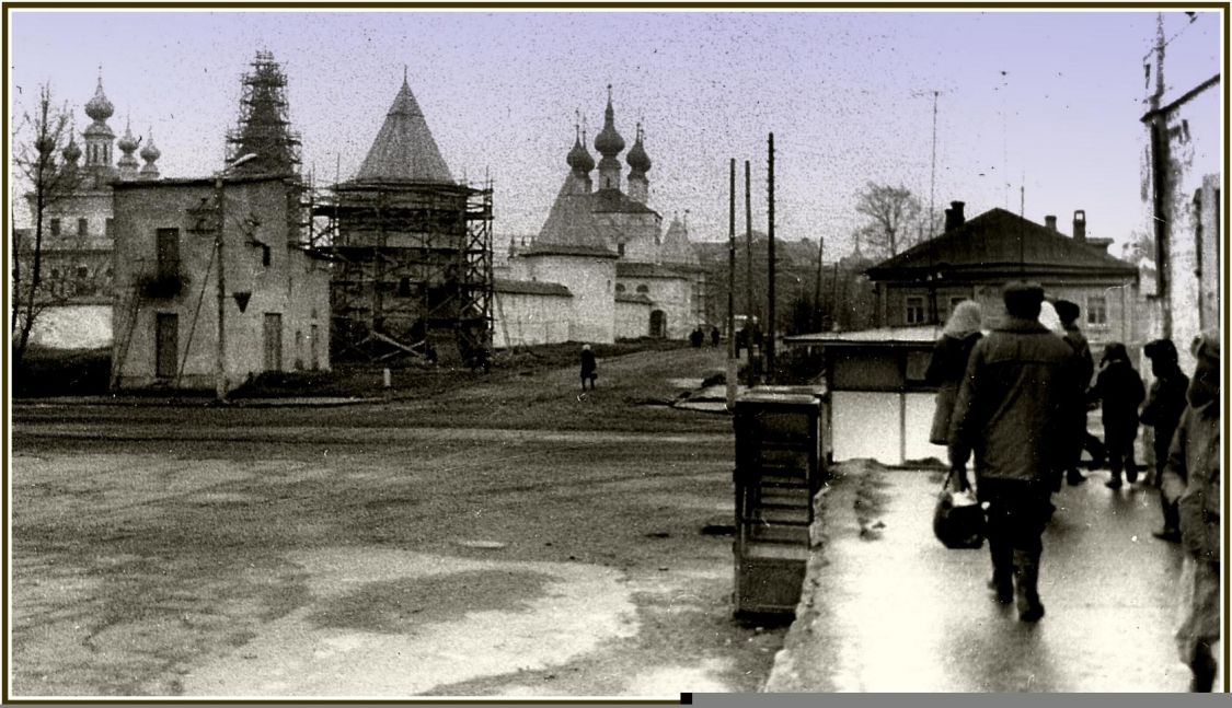 Часовня Георгия Победоносца, Юрьев-Польский (Юрьев-Польский район, Владимирская область). архивная фотография, Трансформаторная будка с остатками часовни, вид от Торговых рядов; wikimapia