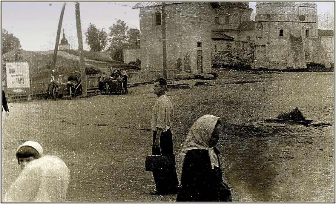 Часовня Георгия Победоносца, Юрьев-Польский (Юрьев-Польский район, Владимирская область). архивная фотография, Жители города, на заднем плане трансформаторная будка с остатками часовни; wikimapia