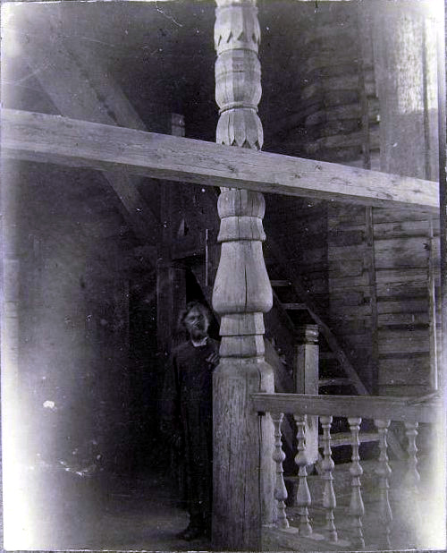 Церковь Троицы Живоначальной (старая), Шебеньгский Погост (Тарногский район, Вологодская область). архивная фотография, Интерьер деревянной церкви XVIII в. в с. Шебеньга. Резной столб. Фото 1930-х гг. из коллекции ГНИМА. (ГК 36941550)