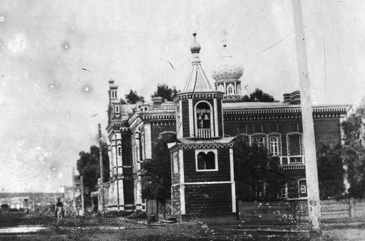 Колокольня и купол домового храма св. Константина и Елены. Фото Алексея Яковлевича Сухарева, архивная фотография. Домовая церковь Константина и Елены при бывшем Пушкинском городском училище, Бийск (Бийский район и г. Бийск, Алтайский край)