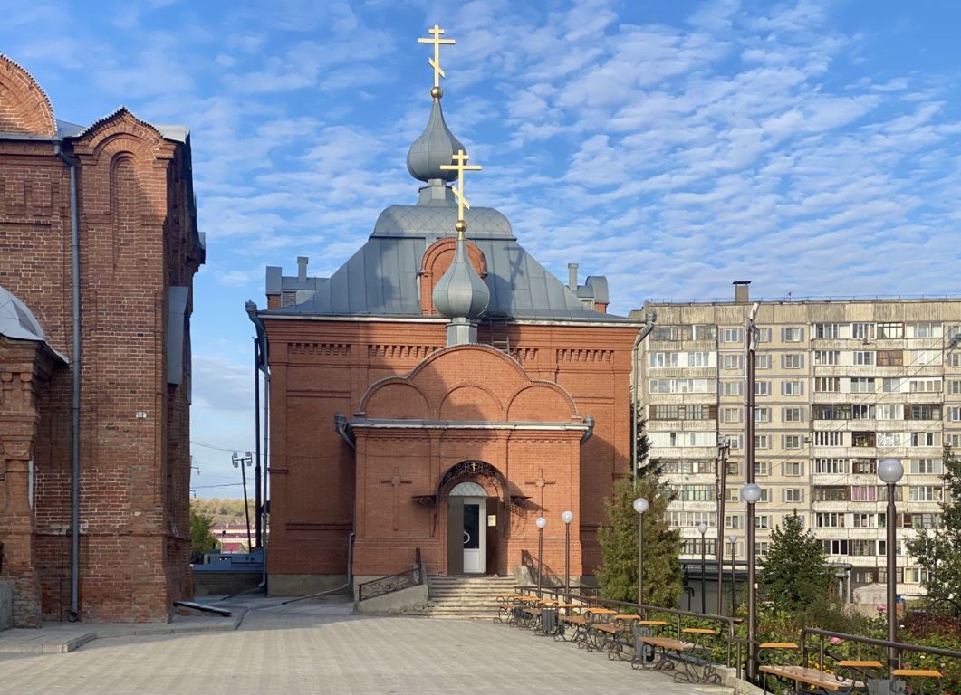 Бийск. Церковь Макария Алтайского. фасады, Слева Казанская церковь