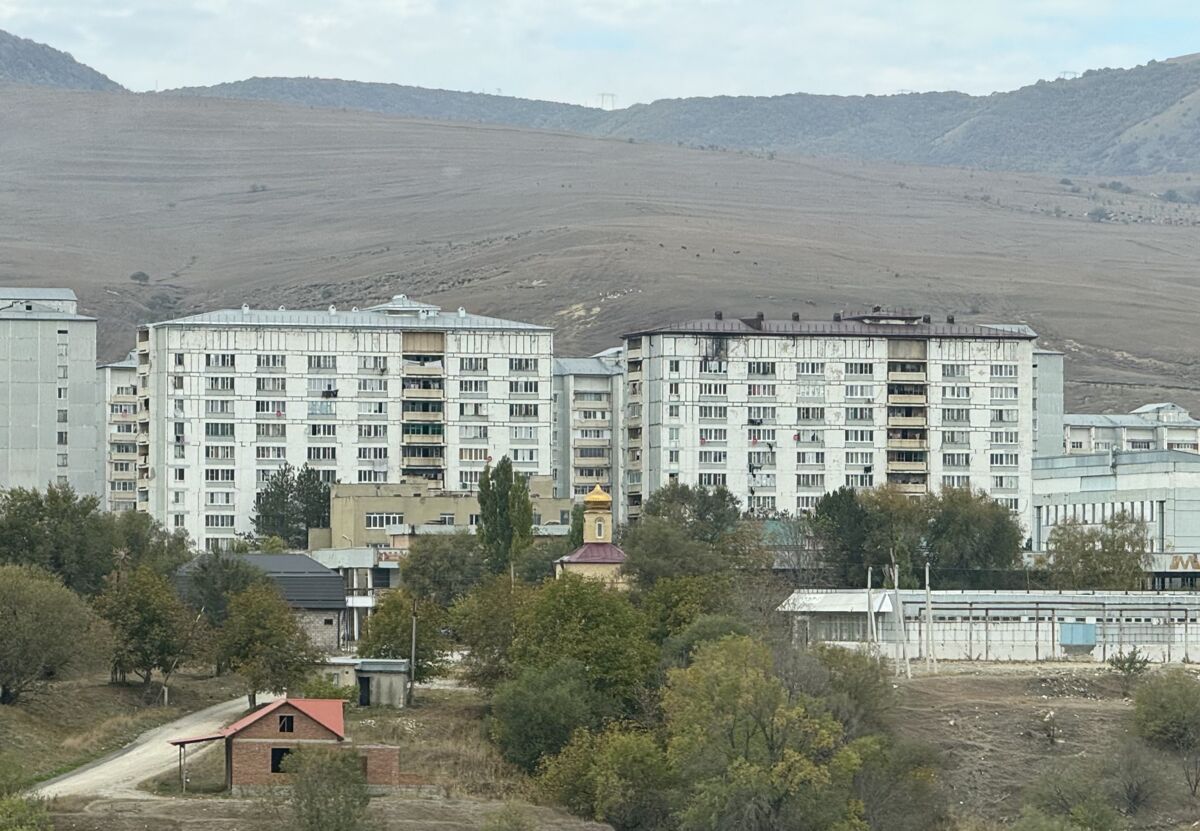 Церковь Петра и Февронии Муромских, Усть-Джегута (Усть-Джегутинский район, Республика Карачаево-Черкесия). общий вид в ландшафте, Вид с моста через Кубань, храм по центру кадра