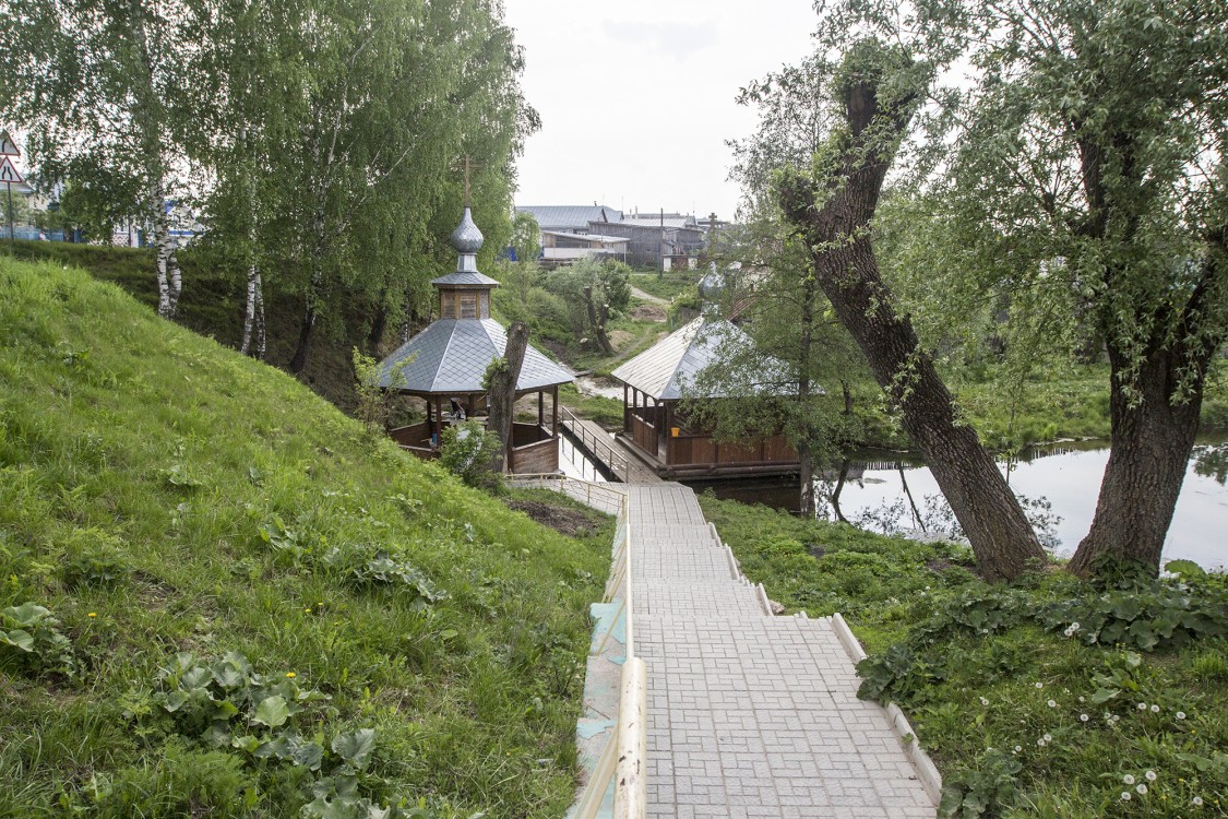 Часовня Казанской иконы Божией Матери, Гремячево (Кулебакский район, Нижегородская область). фасады, Святой источник через дорогу от церкви