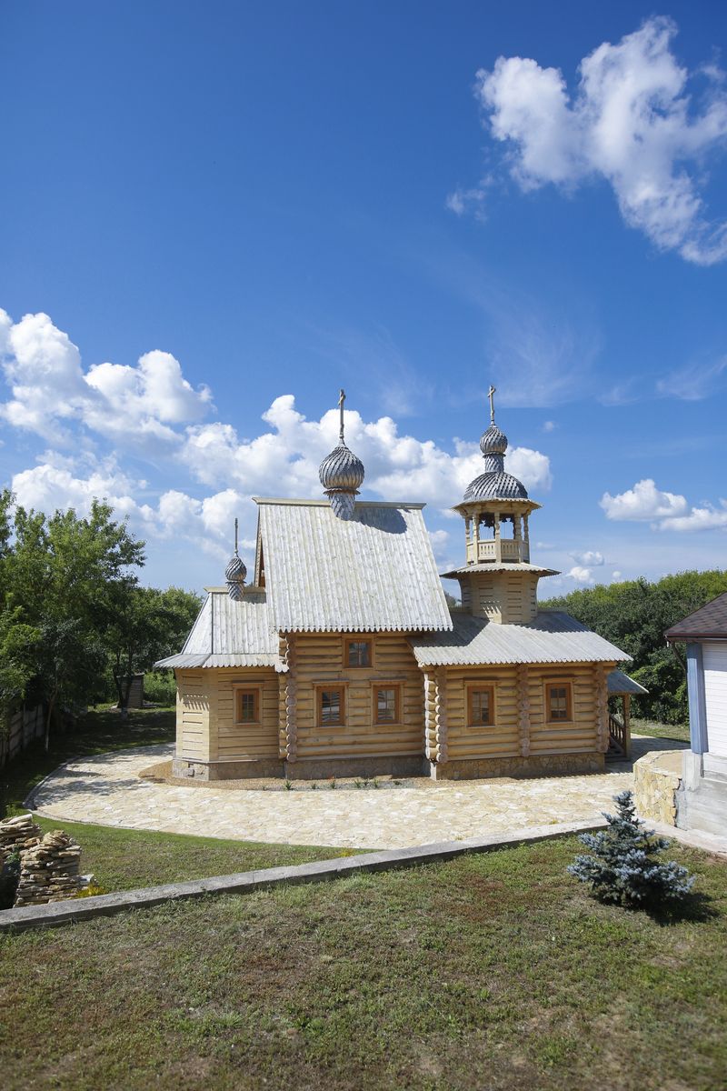 общий вид в ландшафте. Церковь Паисия Святогорца, Дивногорье (Лискинский район, Воронежская область)