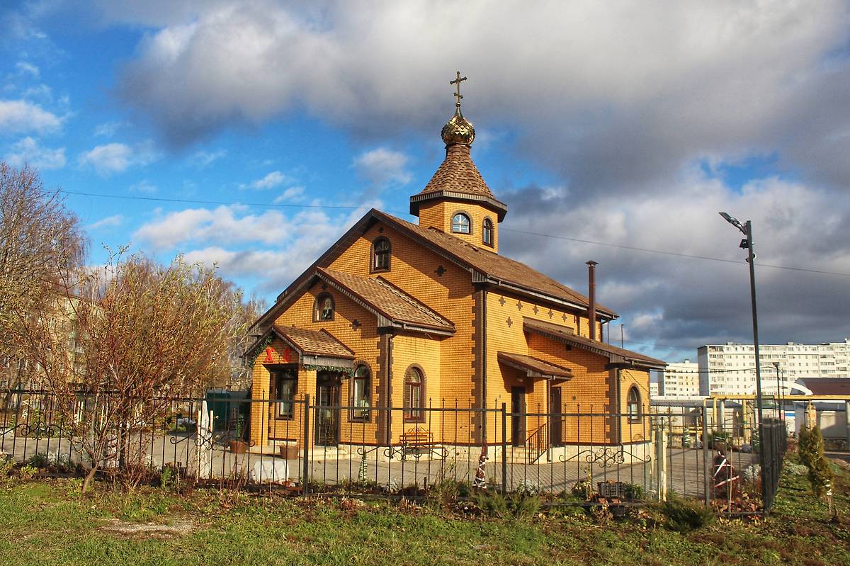 общий вид в ландшафте. Церковь Матроны Московской, Щёкино (Щёкинский район, Тульская область)
