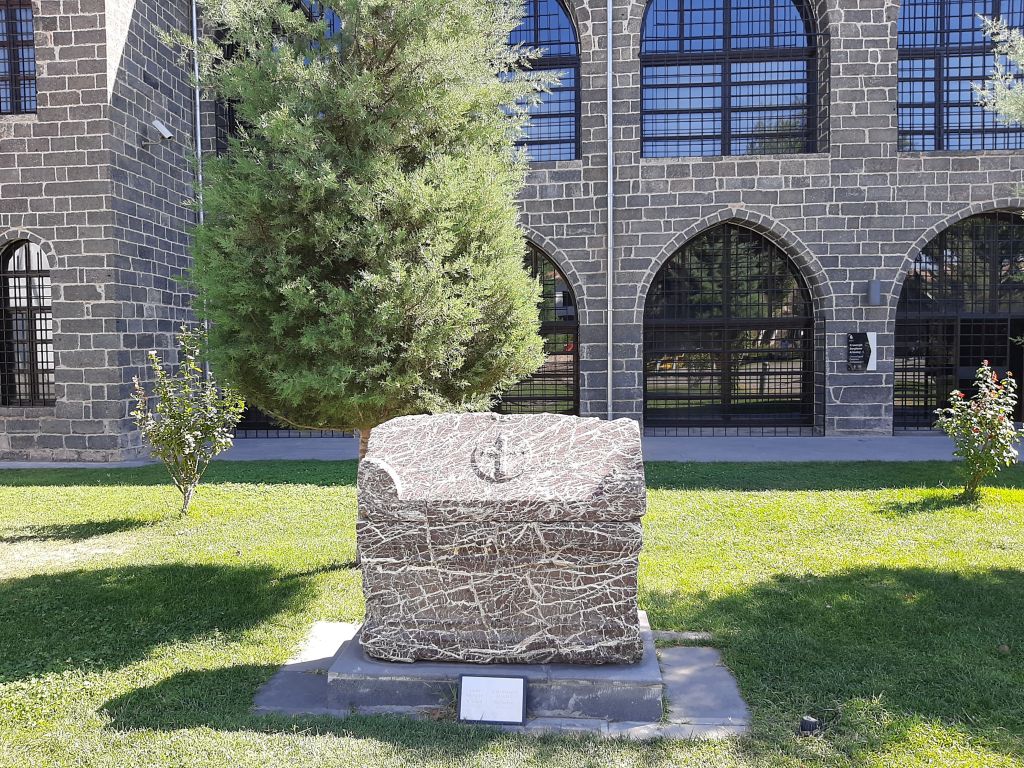 Церковь Георгия Победоносца, Диярбакыр (Диярбакыр, Турция). дополнительная информация, Один из двух раннехристианских саркофагов, экспонируемых у входа в церковь