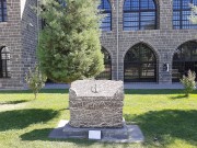 Церковь Георгия Победоносца, Один из двух раннехристианских саркофагов, экспонируемых у входа в церковь<br>, Диярбакыр, Диярбакыр, Турция