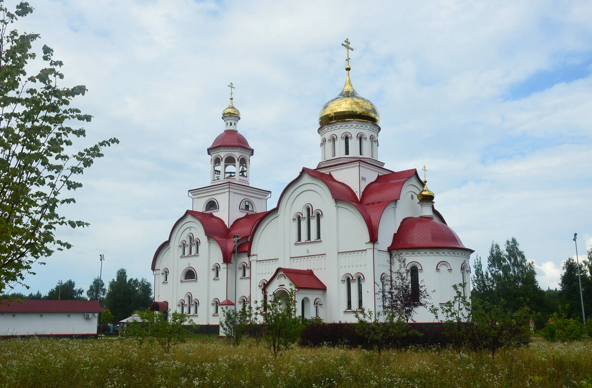 Церковь Георгия Победоносца, Голубое (Солнечногорский городской округ, Московская область). общий вид в ландшафте