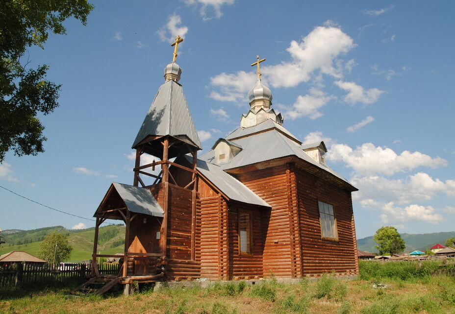 Церковь Троицы Живоначальной (новая), Чёрный Ануй (Усть-Канский район, Республика Алтай). общий вид в ландшафте, Вид с юго-запада