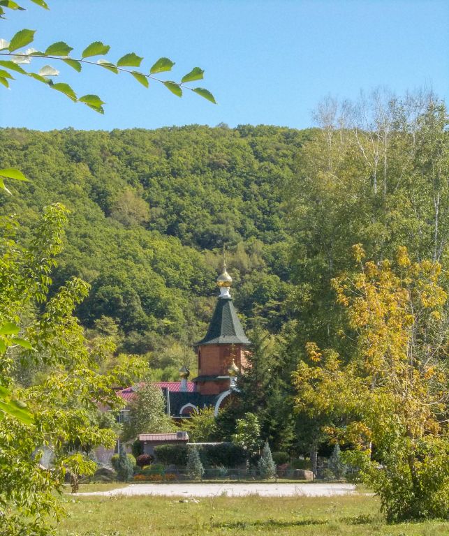 Церковь Ксении Петербургской, Кавалерово (Кавалеровский район, Приморский край). дополнительная информация, Храм на фоне гор Сихотэ-Алиня