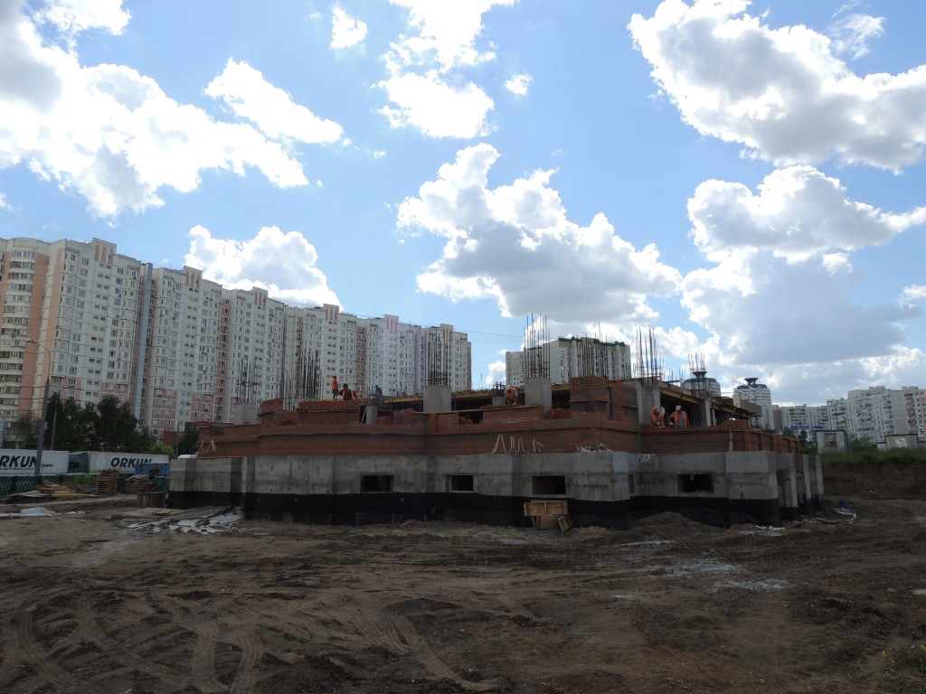 Церковь Анатолия и Протолеона Никомидийских в парке имени Артёма Боровика, Марьино (Юго-Восточный административный округ (ЮВАО), г. Москва). документальные фотографии