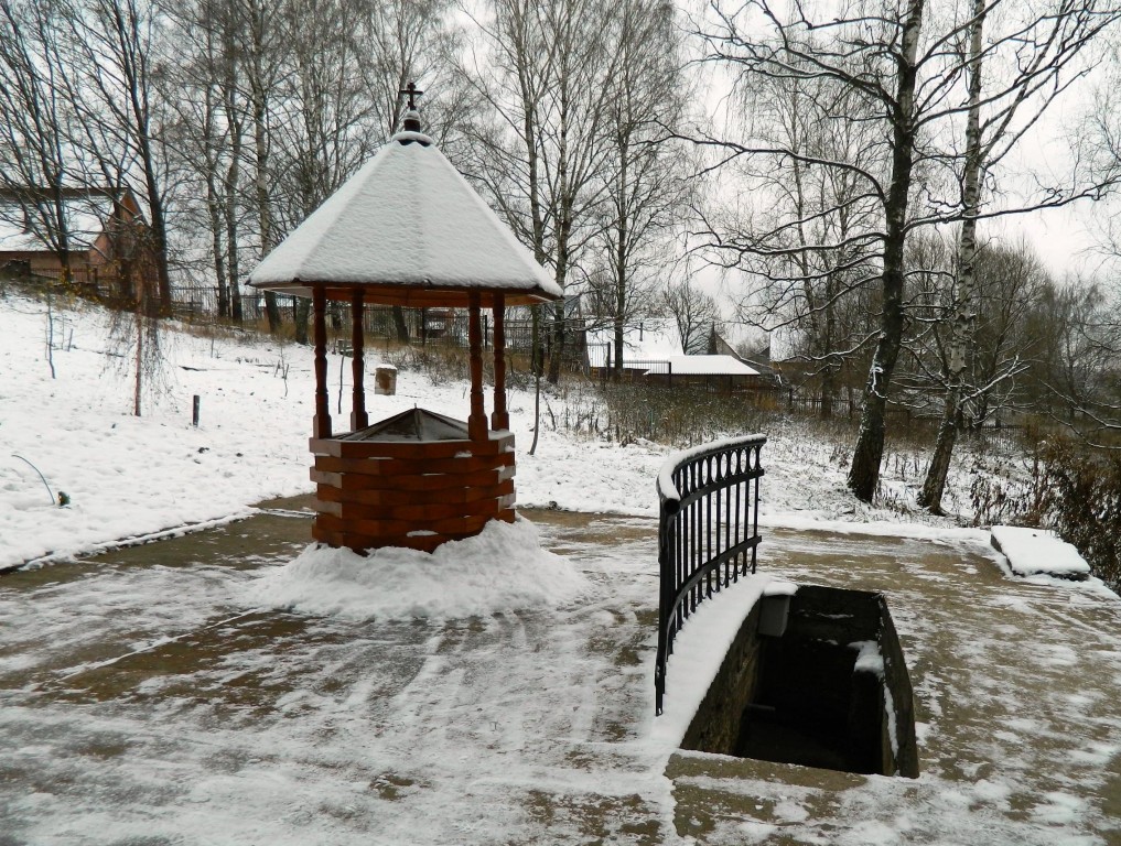 Часовня Рождества Пресвятой Богородицы, Льялово (Солнечногорский городской округ, Московская область). дополнительная информация, Надкладезная сень на Богородичном источнике.