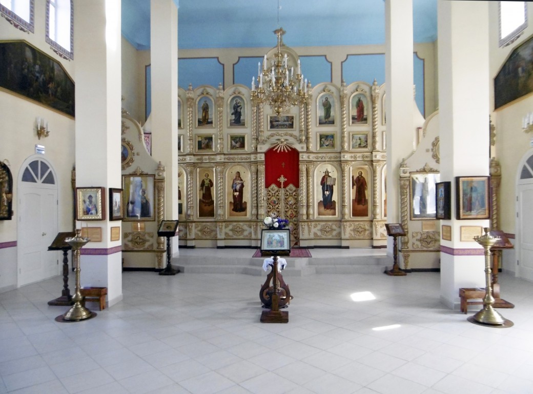 Церковь Казанской иконы Божией Матери (новая), Сорочинск (Сорочинский район, Оренбургская область). интерьер и убранство, Убранство храма с фрагментом главного иконостаса