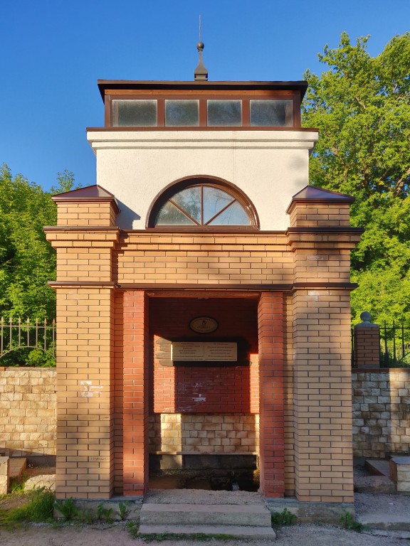Часовня Казанской иконы Божией Матери, Бугульма (Бугульминский район, Республика Татарстан). дополнительная информация, Павильон над святым источником, рядом с которым поставлена часовня